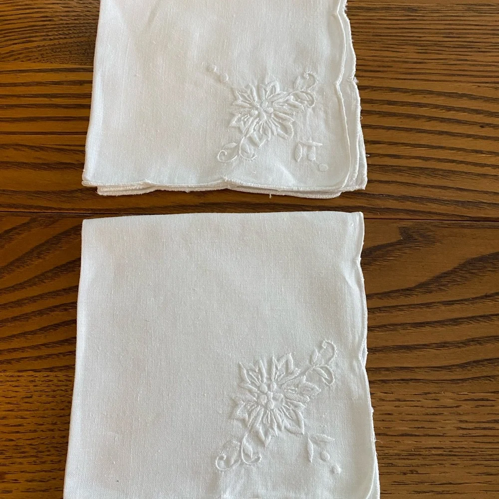 Vintage white tablecloth 40” sq and six (12” sq) napkins w/ embroidered flowers